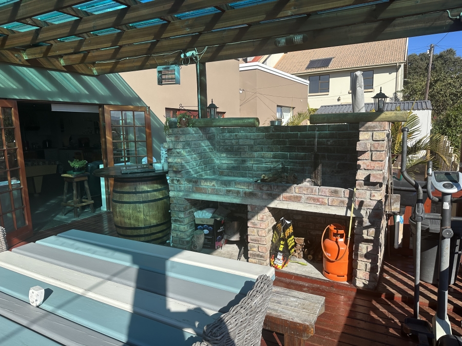 4 Bedroom Property for Sale in Fraaiuitsig Western Cape